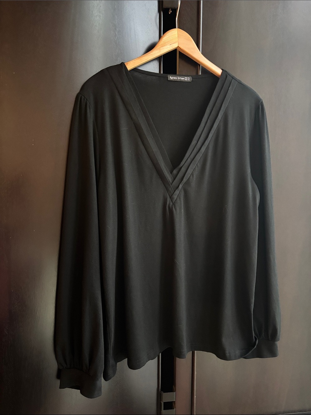 NWOT  Black V-Neck Long Sleeve Top Size XL